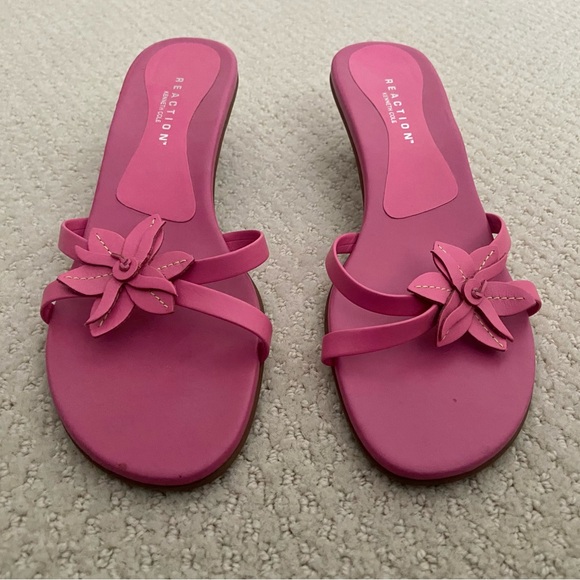 *MUST GO* VEUC Kenneth Cole Reaction Medium Pink Heels w/ Flower - Faux Leather - Picture 4 of 8